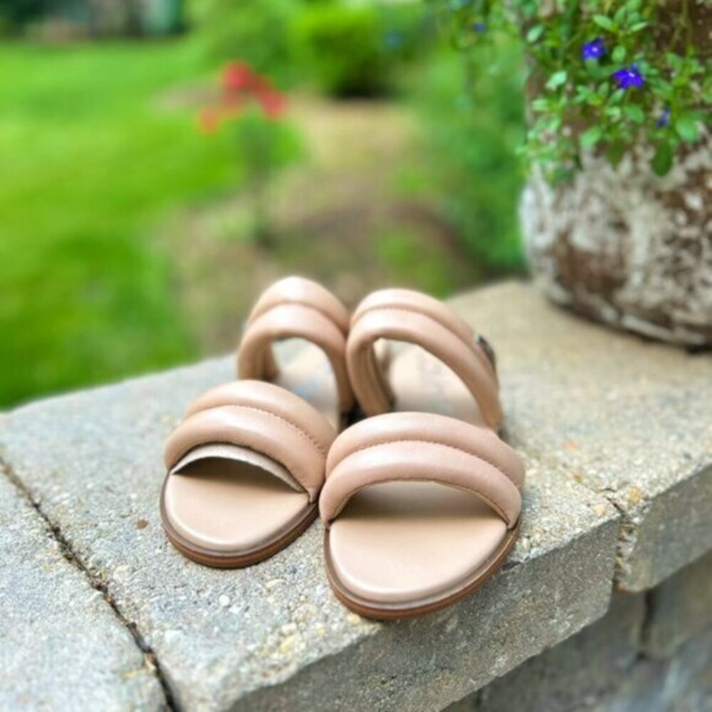 NWT Calvin Klein Koko Nude Leather Flat Sandals Women's Size 8 Cushioned